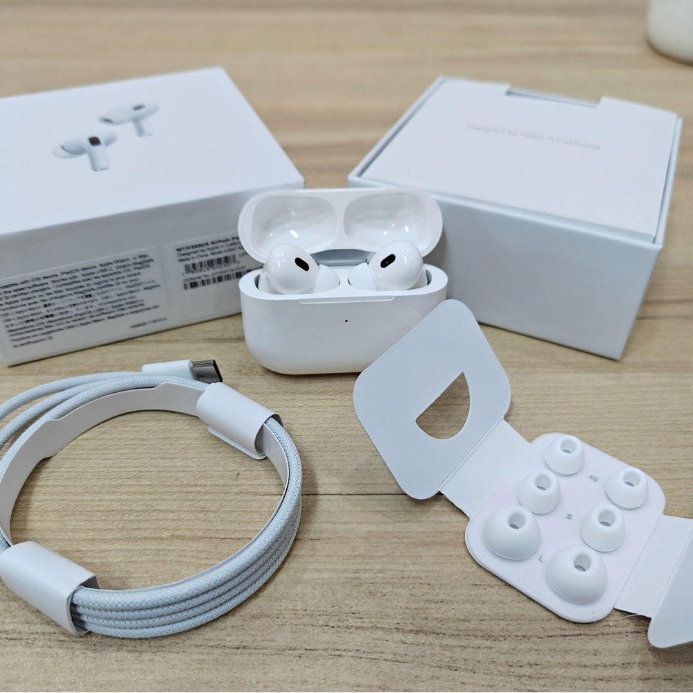 Apple White Wireless Earbuds with Charging Case